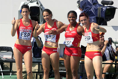 Amparo Cotán, Estela García, Ana Torrijos y Digna Luz Murillo posan tras batir el record de España de 4x100